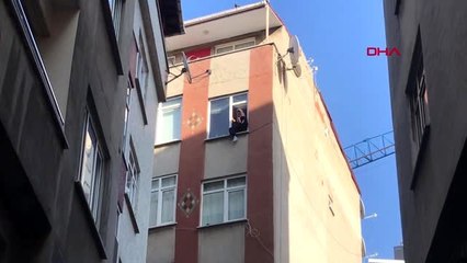 İstanbul-şişli'de mühürlü binadaki dairesine giren kadın cama çıkarak, eylem yaptı