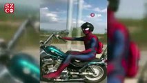 Karayolundaki motosikletli 'örümcek adam' görenleri şaşırttı