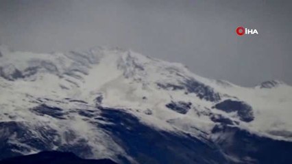 Yüksekova'da yüksek kesimlere mevsimin ilk karı yağdı