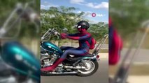 Karayolundaki motosikletli 