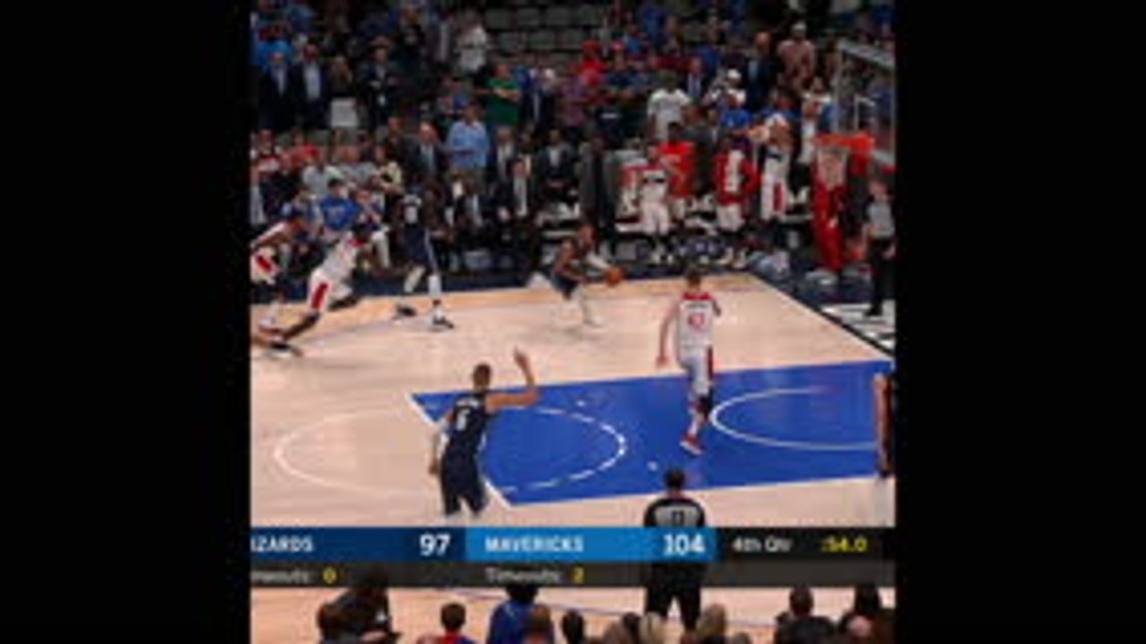 Porzingis alley-oops on Mavericks debut