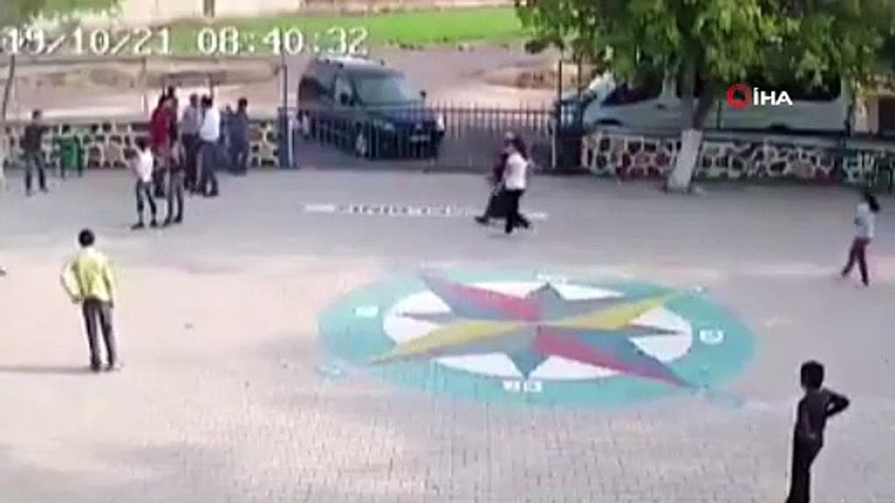 Veliler, öğretmeni öğrencilerin gözü önünde böyle darp etti