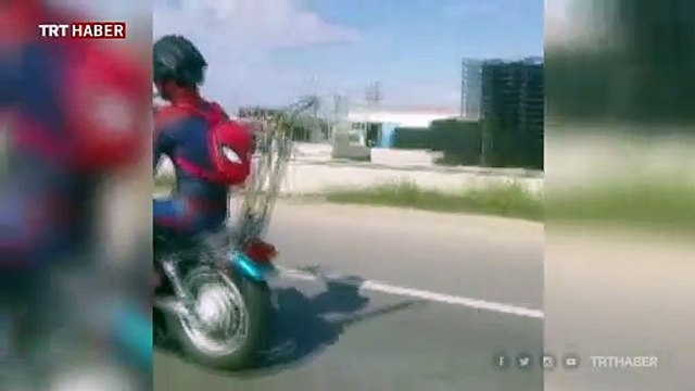 Motosikletli Örümcek Adam görenleri gülümsetti