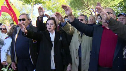 Himnos y banderas preconstitucionales reciben a Franco en El Pardo