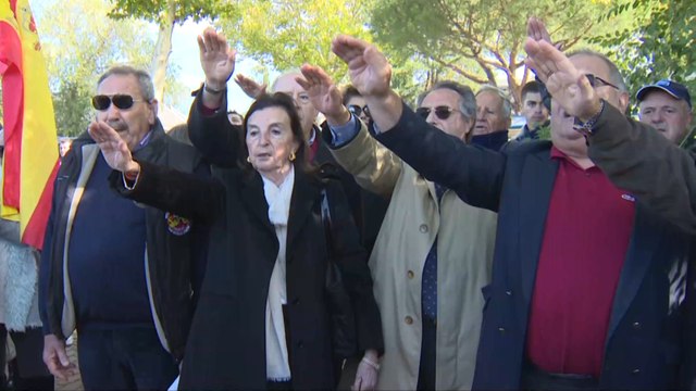 Himnos y banderas preconstitucionales reciben a Franco en El Pardo