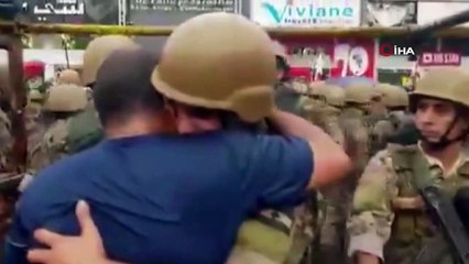 - Lübnan’da protestocular ve askerler arasında duygusal anlar