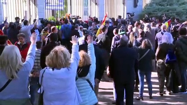 Himnos y banderas preconstitucionales reciben a Franco en El Pardo