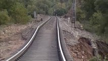 Una vía del tren queda suspendida en el aire después del paso de la DANA en Albí