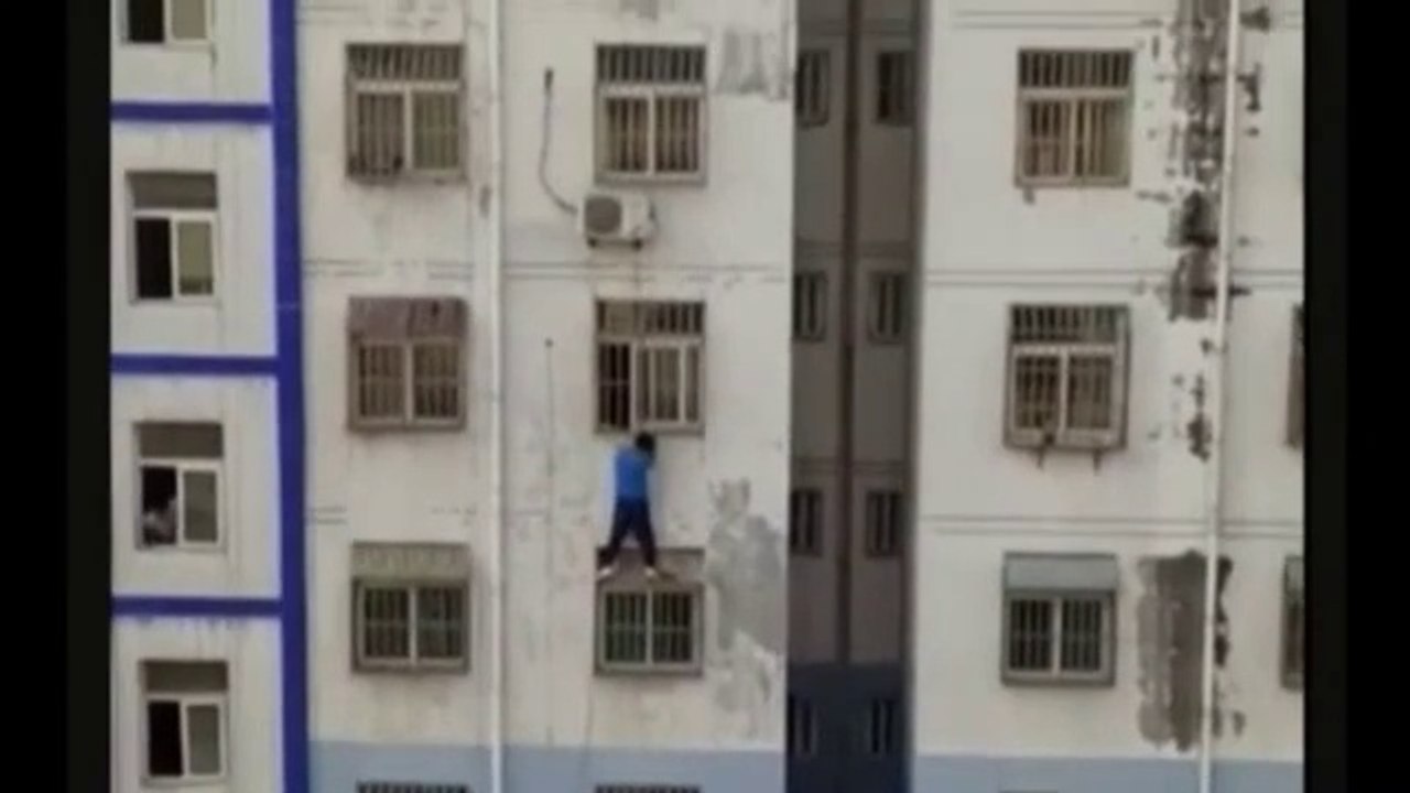 Un homme prend tous les risques pour sauver un bébé accroché à un balcon... héro du jour