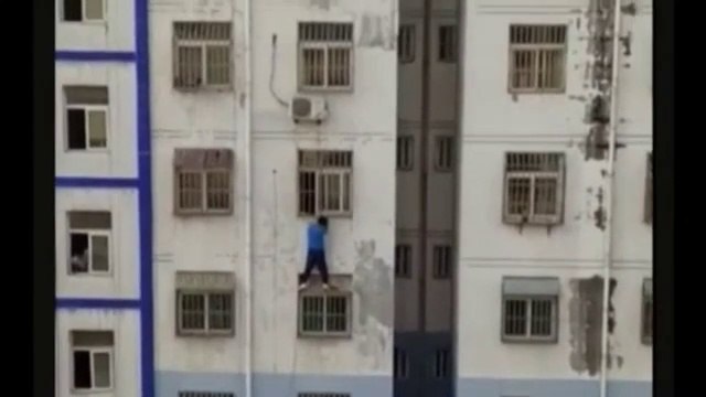 Un homme prend tous les risques pour sauver un bébé accroché à un balcon... héro du jour