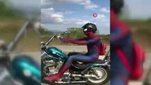 Karayolundaki motosikletli 