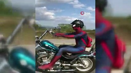 Karayolundaki motosikletli "örümcek adam" görenleri şaşırttı