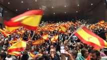 Seguidores de Vox ondean banderas al ritmo de Manolo Escobar