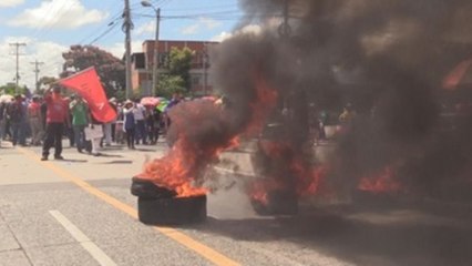 Policía hondureña reprime con gases manifestación contra presidente Hernández