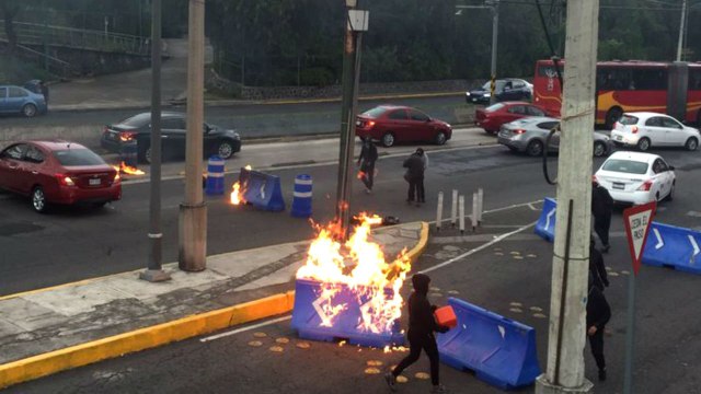 Encapuchados bloquean Insurgentes Sur