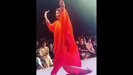 Hina Altaf Almost Fell On The Ramp and Then Started Dancing