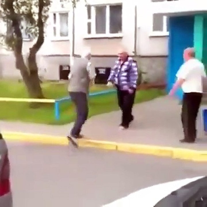 Quand des octogénaires se battent, le résultat est hilarant