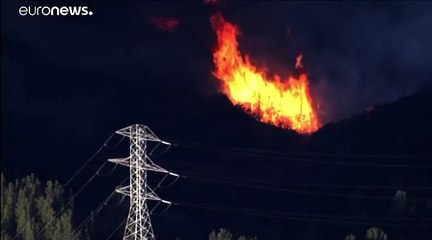 شاهد: حرائق عنيفة تجتاح كاليفورنيا وإجلاء نحو 50 ألف شخص