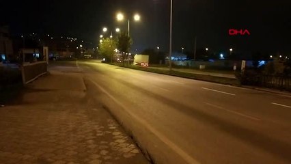 Alt geçit yerine karayolundan geçmek isteyen 2 kadın otomobilin çarpmasıyla öldü