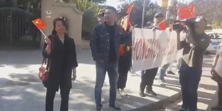 El xenófobo Torra y los violentos indepes catalanes ya no engañan ni a los chinos