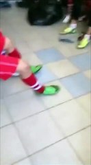 Soyunma odasında dayak rezaleti! Çocukları böyle dövdü