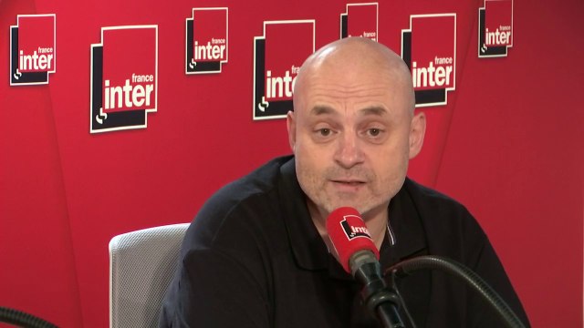 Michel Desmurget : Chez les jeunes enfants, le temps d'écran remplace des activités beaucoup plus structurantes pour le cerveau : des interactions intra-familiales, du jeu. Il touche aussi au sommeil