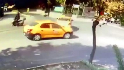 Beylikdüzü'nde taksici ile motosikletlinin tekme, tokat ve sopalı yol kavgası kamerada