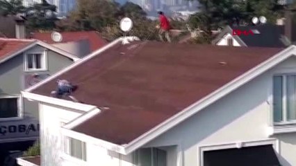 Etiler'de çatıda tehlikeli çalışma