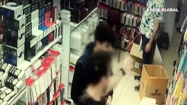 Hırsızlık anı saniye saniye kameraya yakalandı