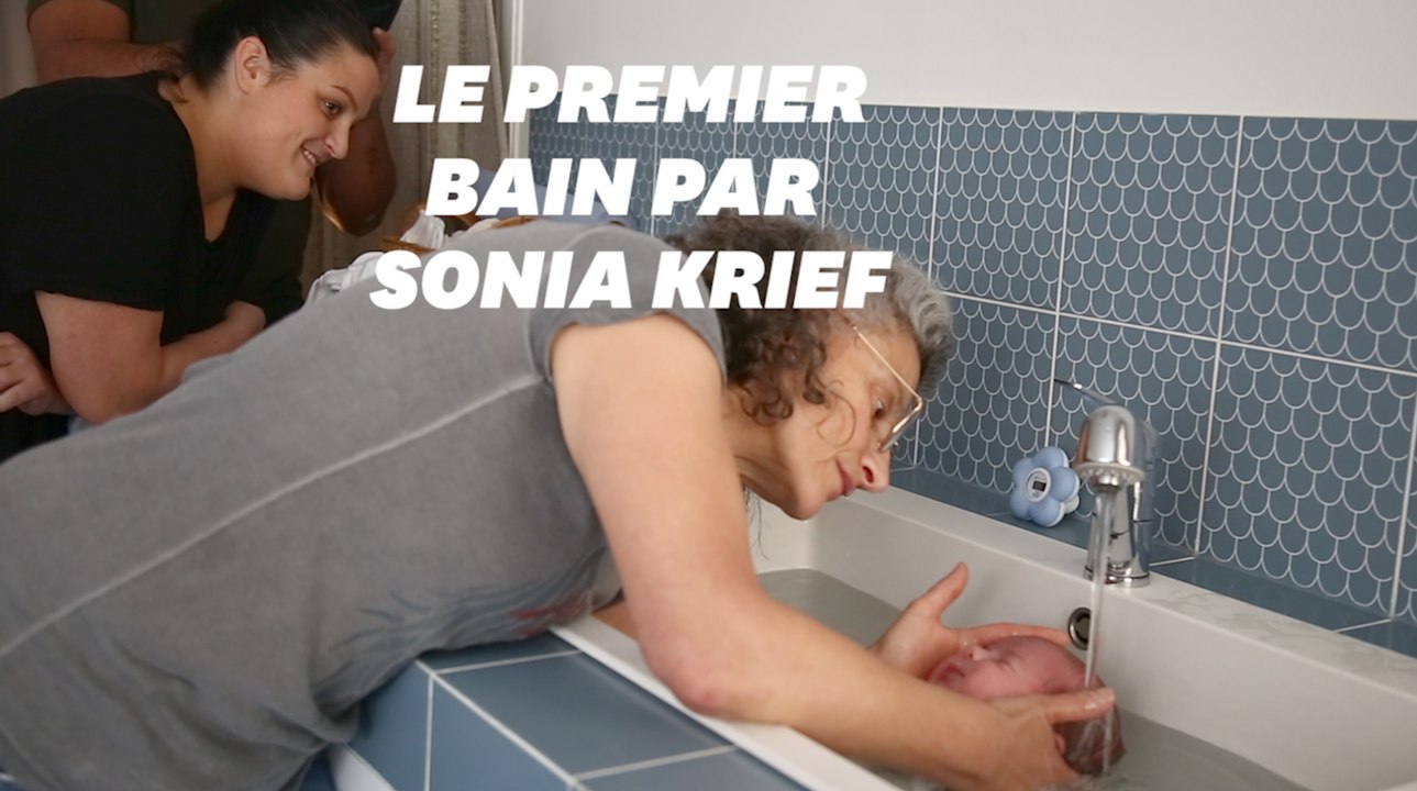 Avec Le Bain Bebe De Sonia Krief Le Nouveau Ne Retrouve Les Sensations In Utero Video Dailymotion