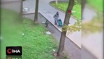 Lağım çukuruna düşen çocuğu annesi saniyeler içinde kurtardı
