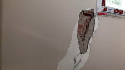 Arnavutköy'de muhtarlığın da bulunduğu hasarlı bina korkutuyor