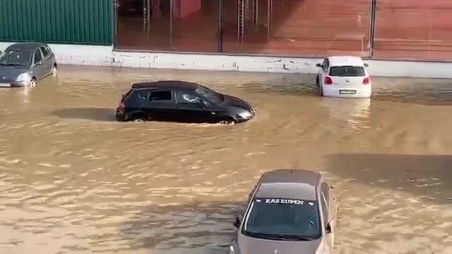 Étonnant : la rue de Limbourg sous eau à Verviers