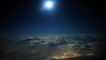 Vol de nuit au-dessus des nuages au clair de lune