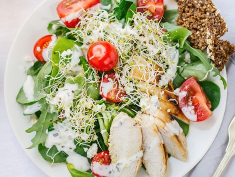 Rückrufaktion bei Aldi und Netto: Hähnchensalate sind betroffen