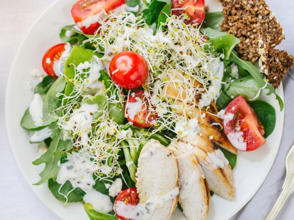 Rückrufaktion bei Aldi und Netto: Hähnchensalate sind betroffen