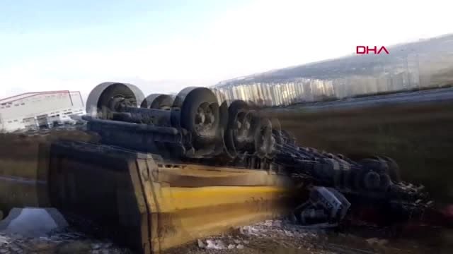 Arnavutköy'de hafriyat kamyonu iett otobüsüne çarparak şarampole yuvarlandı 8 yaralı