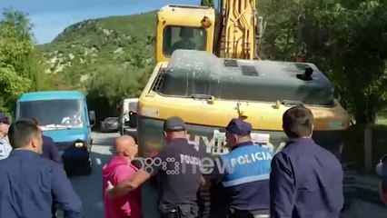 Ora News - Përplasje mes banorëve në Vlorë policisë e inspektorëve të IKMT