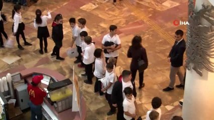 Yüzlerce minik kotları ile metrelerce 'iyilik' kuyruğu oluşturdu