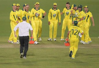 Australia PM Scott Morrison Becomes Water Boy For Team | Oneindia Malayalam