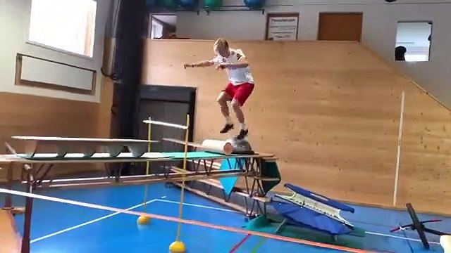 Ce jeune homme littéralement réussit à faire l'impossible