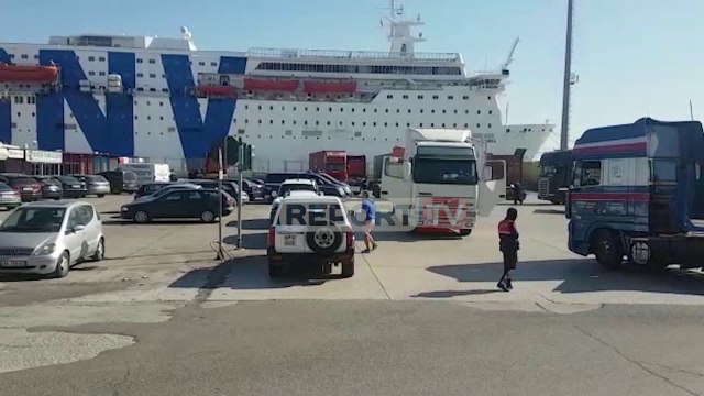 Report TV -Aksion Blic në Portin e Durrësit, dyshohet për lëndë narkotike të fshehur në kontenier