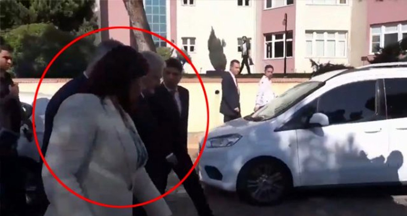 Özlem Çerçioğlu'nu ittiren AK Partili vekil, kendisini savundu: Omuz atmadım, kendileri yer verdi