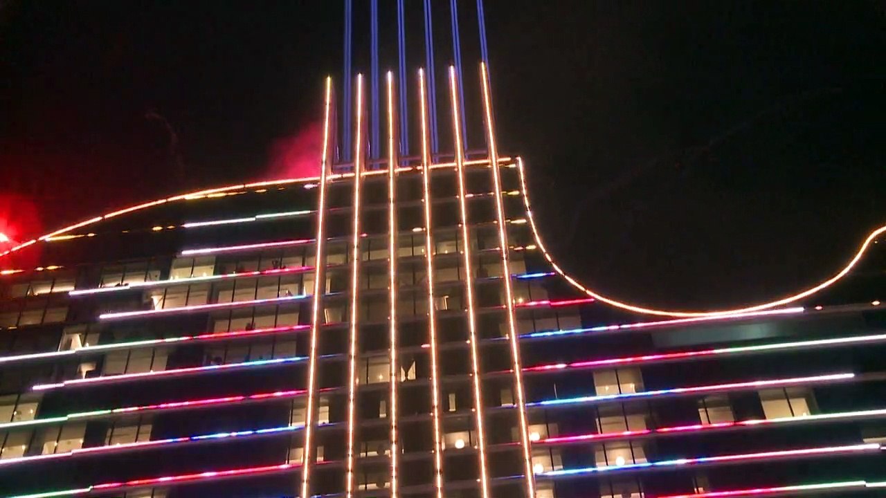 Zocken und schlafen in der Riesen-Gitarre