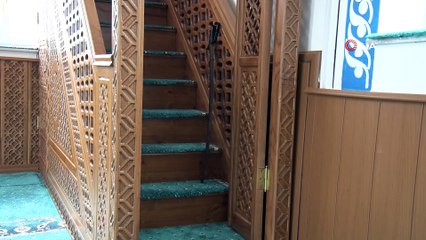 944 yıldır imam hutbeye kılıçla çıkıyor