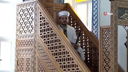 944 yıldır imam hutbeye kılıçla çıkıyor