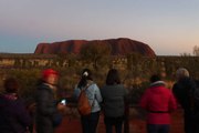 Antes de su prohibición: turistas escalan Uluru en Australia