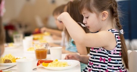 Des vis et des os dans les purées livrées aux crèches : une enquête accablante pointe les défaillances du géant de la restauration collective