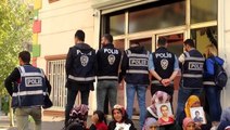 HDP önünde evlat nöbeti tutan ailelerden 'güvenlik kamerası' tepkisi