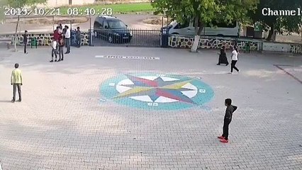 Okul bahçesinde öğretmene saldırdılar!